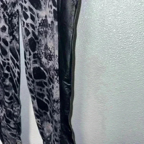 Pieces Kenzie Leggings / Size M/ Black & Grey Snakeskin Design - Picture 4 of 13